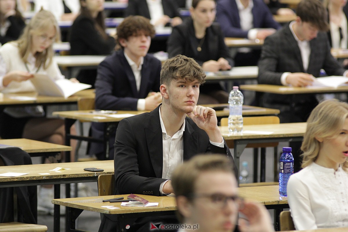 Matura 2023: Egzamin z matematyki w III LO [08.05.2023] - zdjęcie #60 - eOstroleka.pl