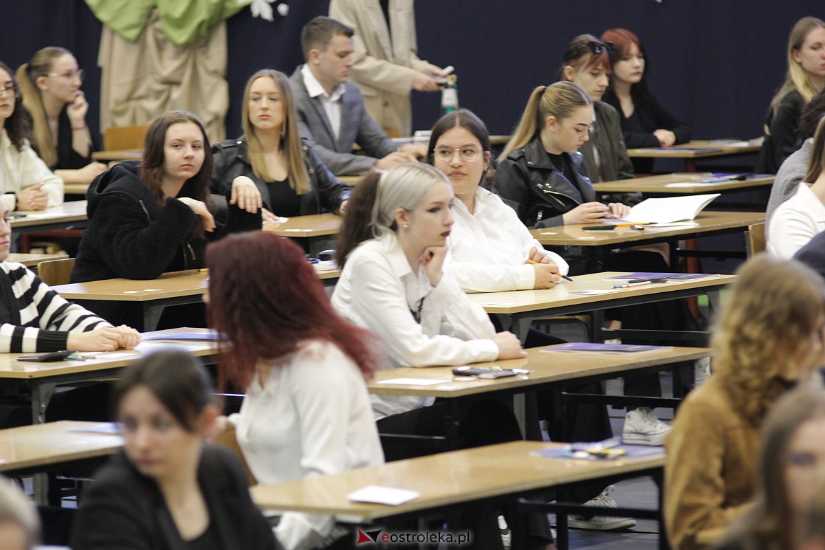 Matura 2023: Egzamin z matematyki w III LO [08.05.2023] - zdjęcie #56 - eOstroleka.pl