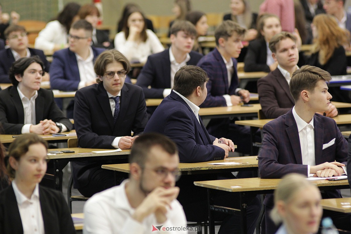 Matura 2023: Egzamin z matematyki w III LO [08.05.2023] - zdjęcie #48 - eOstroleka.pl