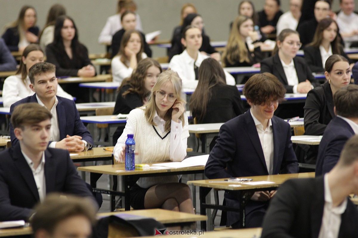 Matura 2023: Egzamin z matematyki w III LO [08.05.2023] - zdjęcie #46 - eOstroleka.pl