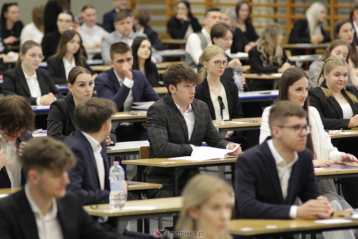 Matura 2023: Egzamin z matematyki w III LO [08.05.2023] - zdjęcie #45 - eOstroleka.pl