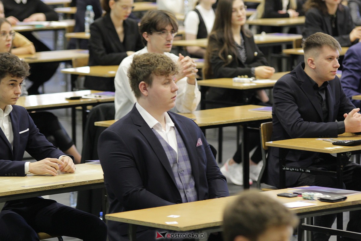 Matura 2023: Egzamin z matematyki w III LO [08.05.2023] - zdjęcie #40 - eOstroleka.pl