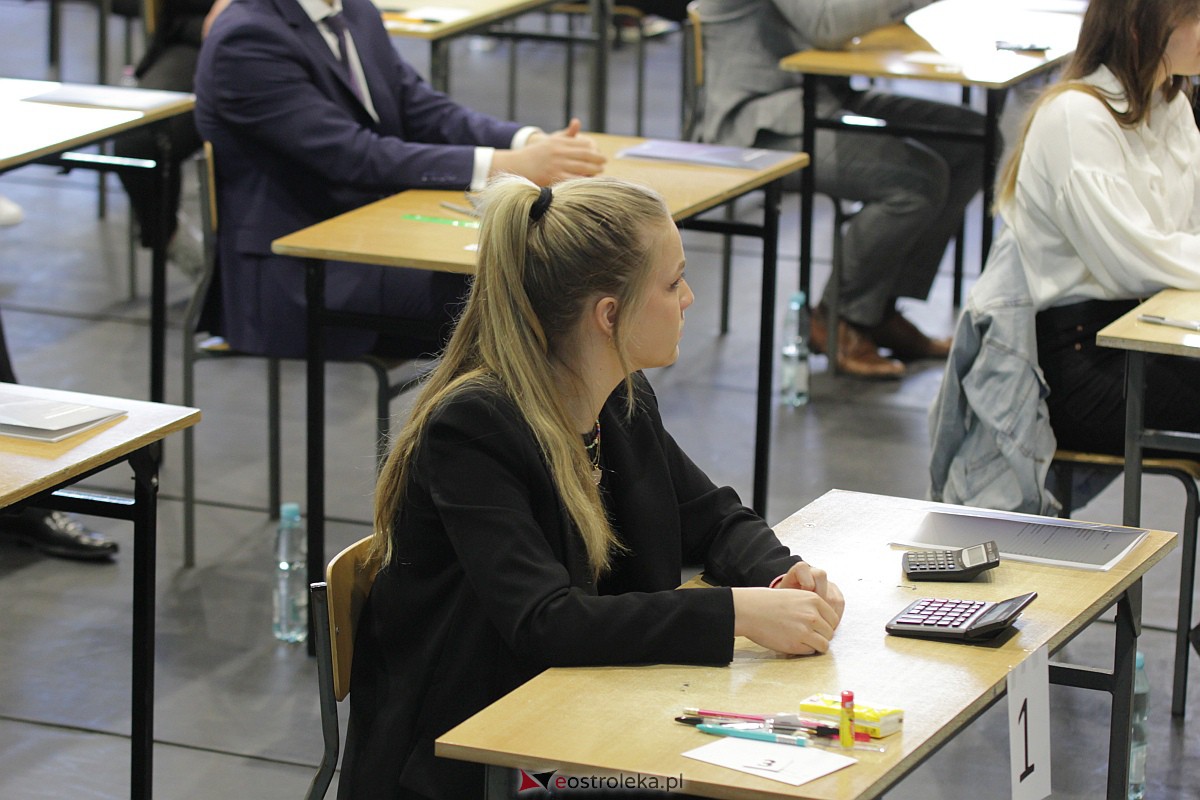 Matura 2023: Egzamin z matematyki w III LO [08.05.2023] - zdjęcie #33 - eOstroleka.pl