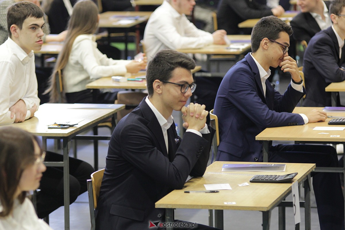Matura 2023: Egzamin z matematyki w III LO [08.05.2023] - zdjęcie #31 - eOstroleka.pl