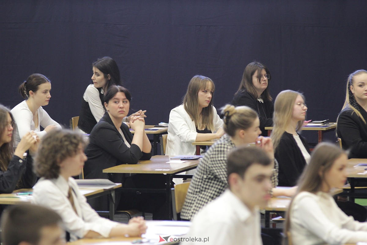 Matura 2023: Egzamin z matematyki w III LO [08.05.2023] - zdjęcie #28 - eOstroleka.pl