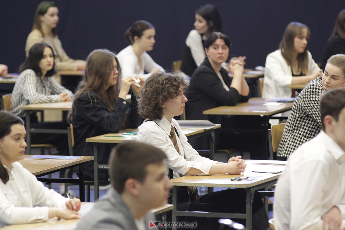 Matura 2023: Egzamin z matematyki w III LO [08.05.2023] - zdjęcie #27 - eOstroleka.pl