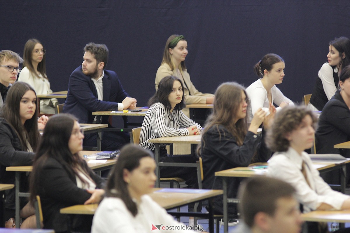 Matura 2023: Egzamin z matematyki w III LO [08.05.2023] - zdjęcie #26 - eOstroleka.pl