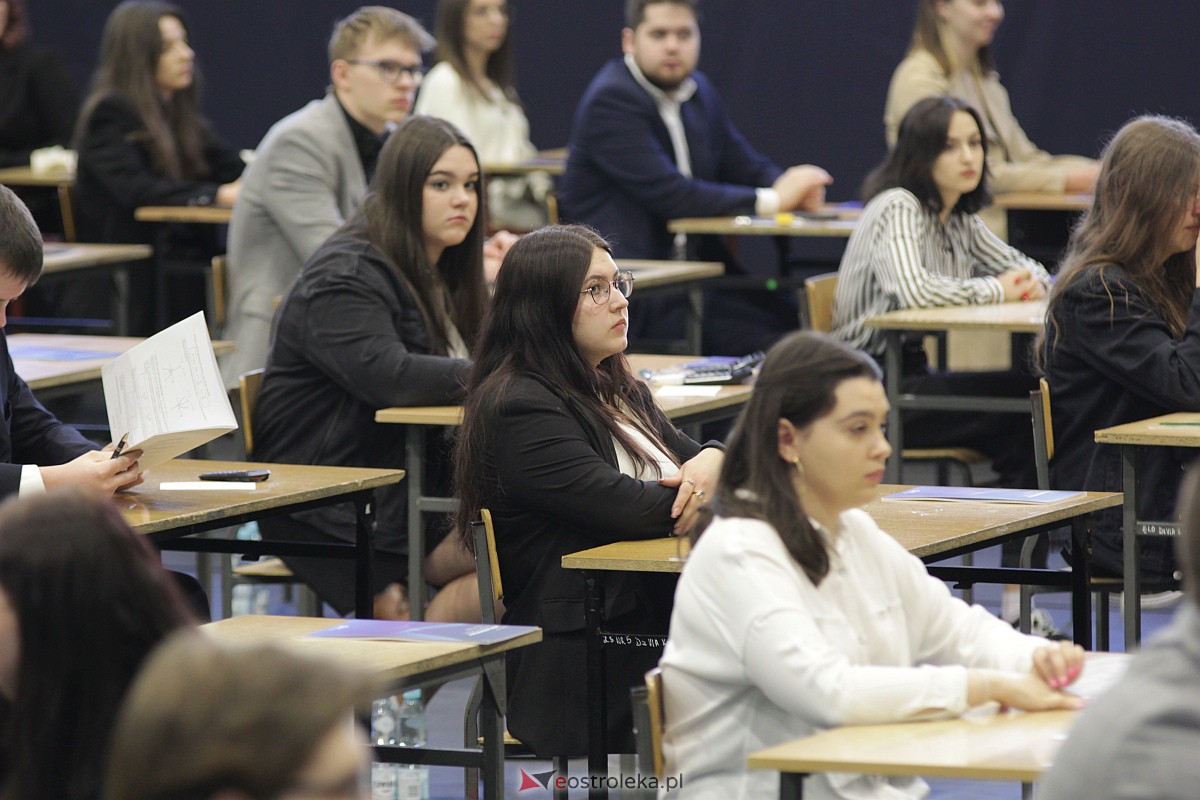 Matura 2023: Egzamin z matematyki w III LO [08.05.2023] - zdjęcie #25 - eOstroleka.pl