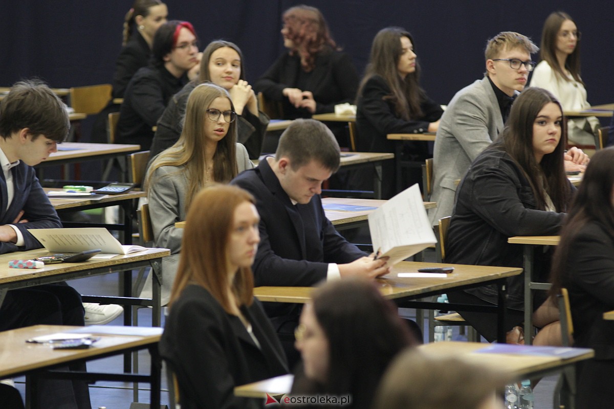 Matura 2023: Egzamin z matematyki w III LO [08.05.2023] - zdjęcie #73 - eOstroleka.pl
