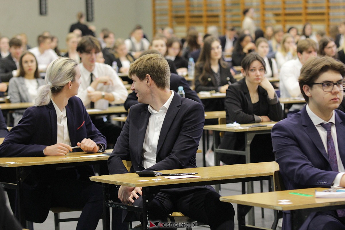 Matura 2023: Egzamin z matematyki w III LO [08.05.2023] - zdjęcie #21 - eOstroleka.pl