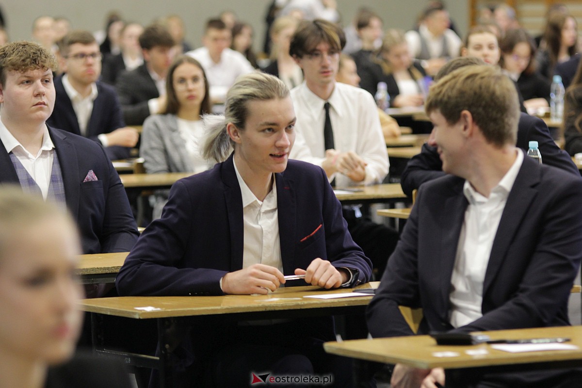 Matura 2023: Egzamin z matematyki w III LO [08.05.2023] - zdjęcie #20 - eOstroleka.pl