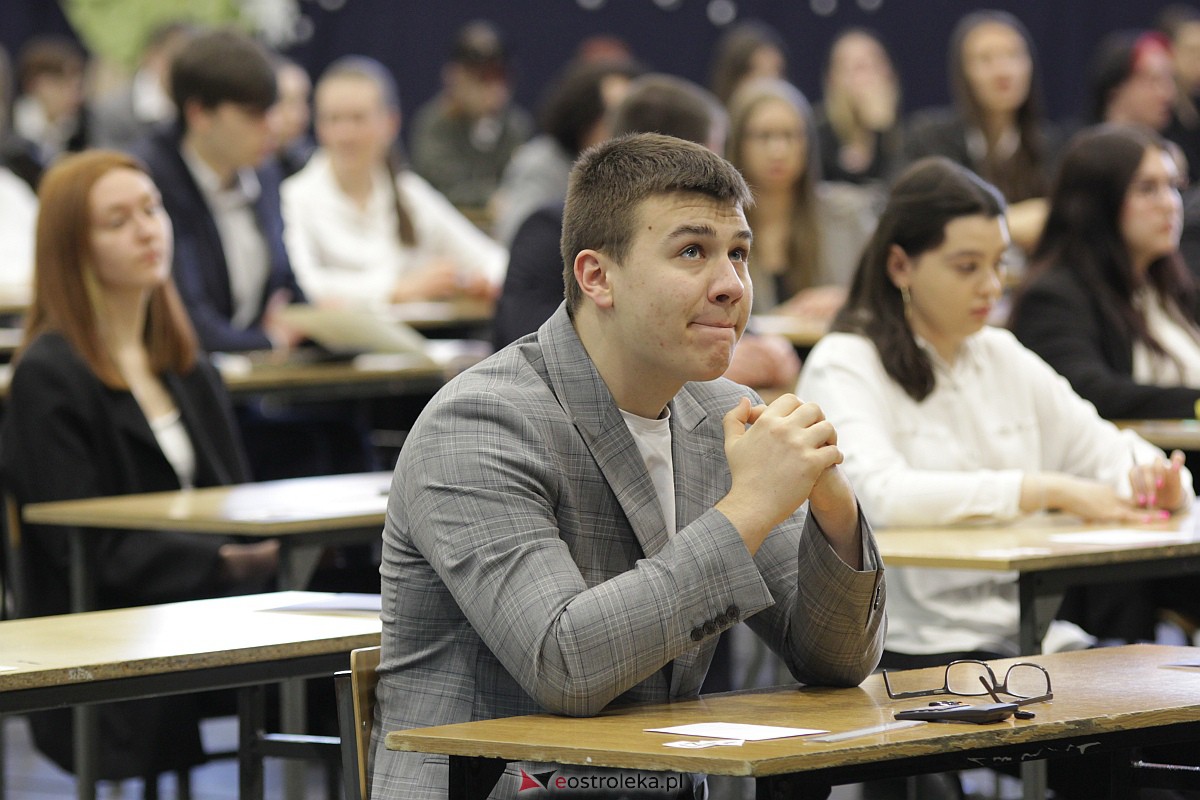 Matura 2023: Egzamin z matematyki w III LO [08.05.2023] - zdjęcie #82 - eOstroleka.pl