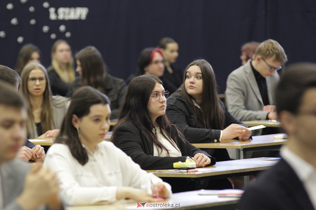 Matura 2023: Egzamin z matematyki w III LO [08.05.2023] - zdjęcie #83 - eOstroleka.pl