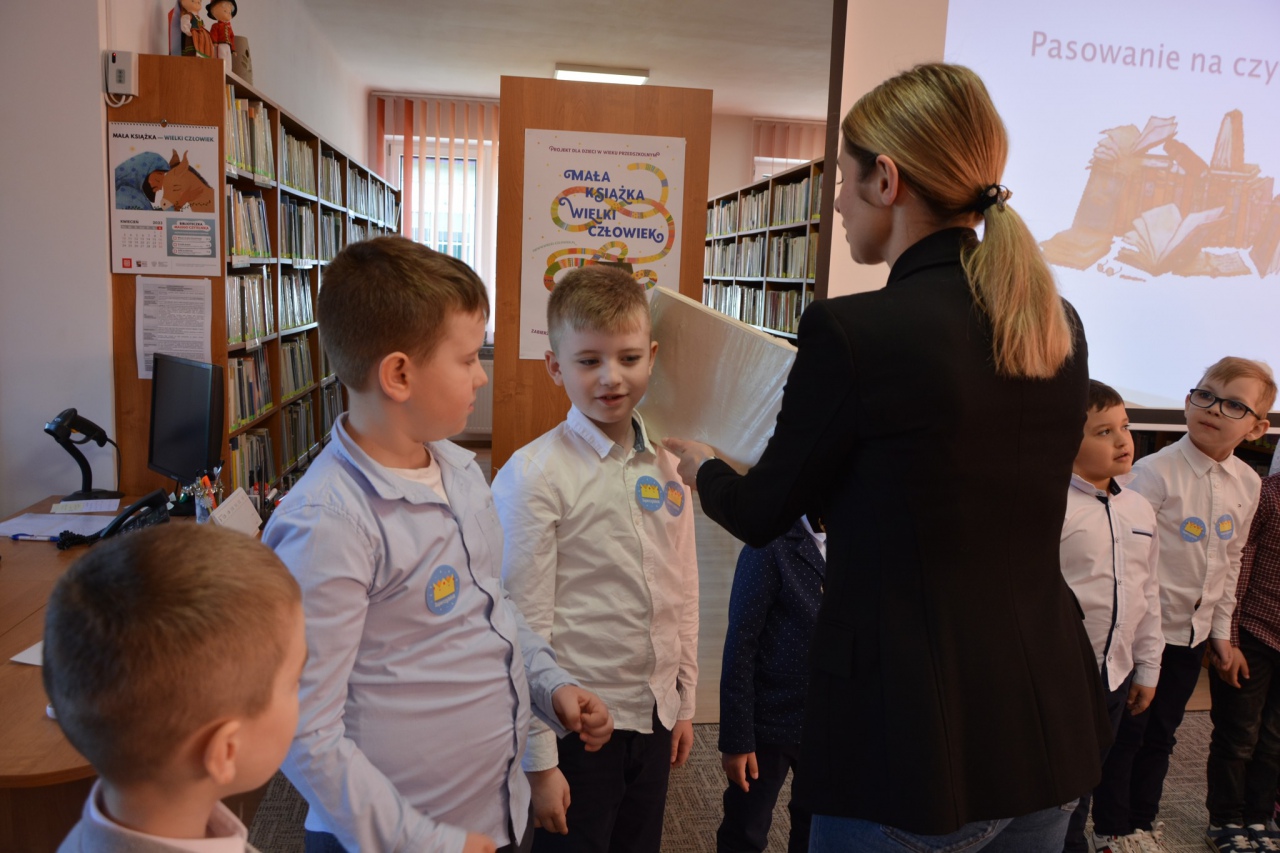 Pasowanie na czytelnika biblioteki w Lelisie  - zdjęcie #1 - eOstroleka.pl