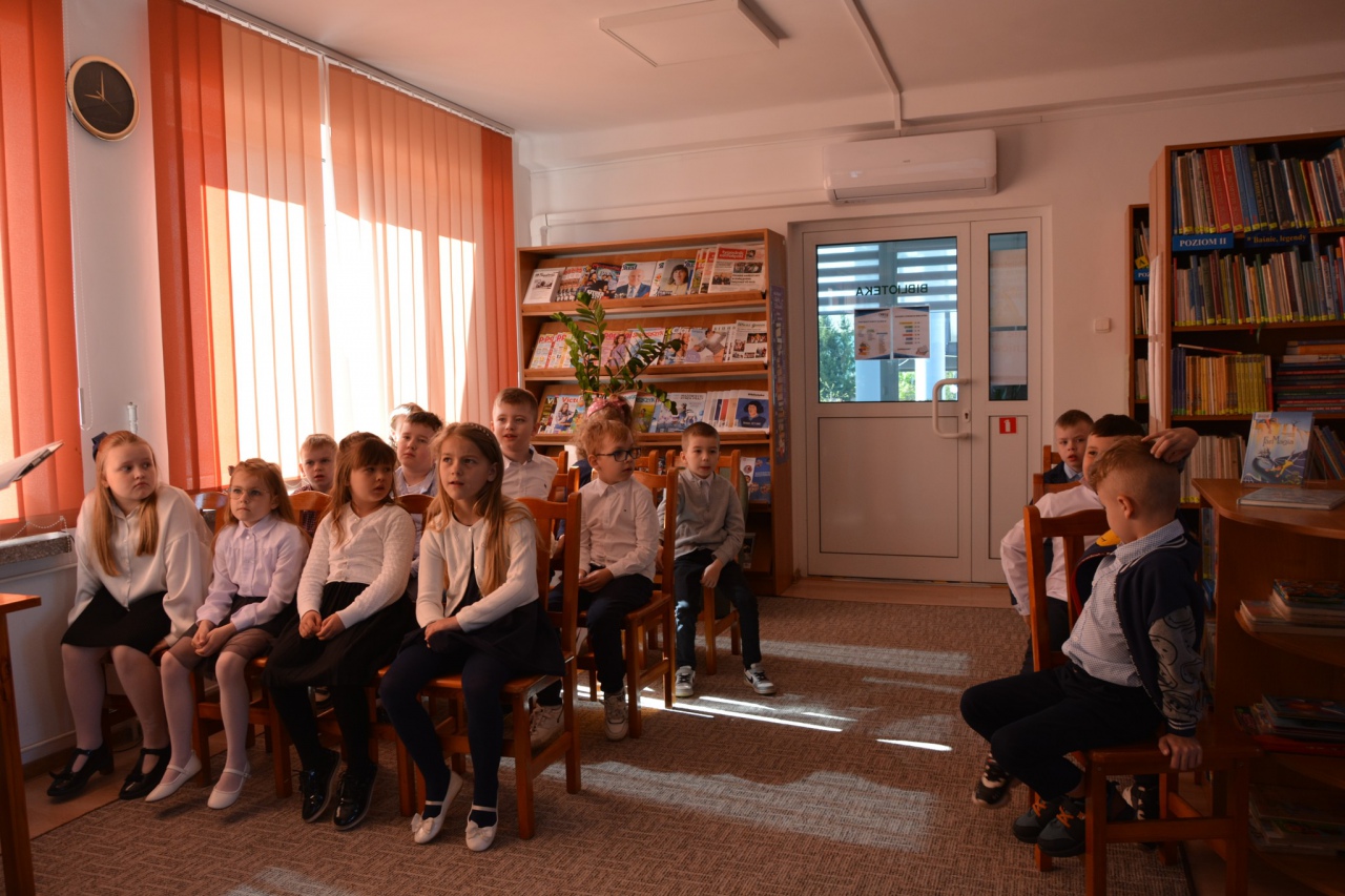 Pasowanie na czytelnika biblioteki w Lelisie  - zdjęcie #12 - eOstroleka.pl
