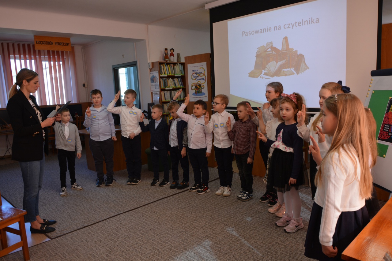 Pasowanie na czytelnika biblioteki w Lelisie  - zdjęcie #9 - eOstroleka.pl