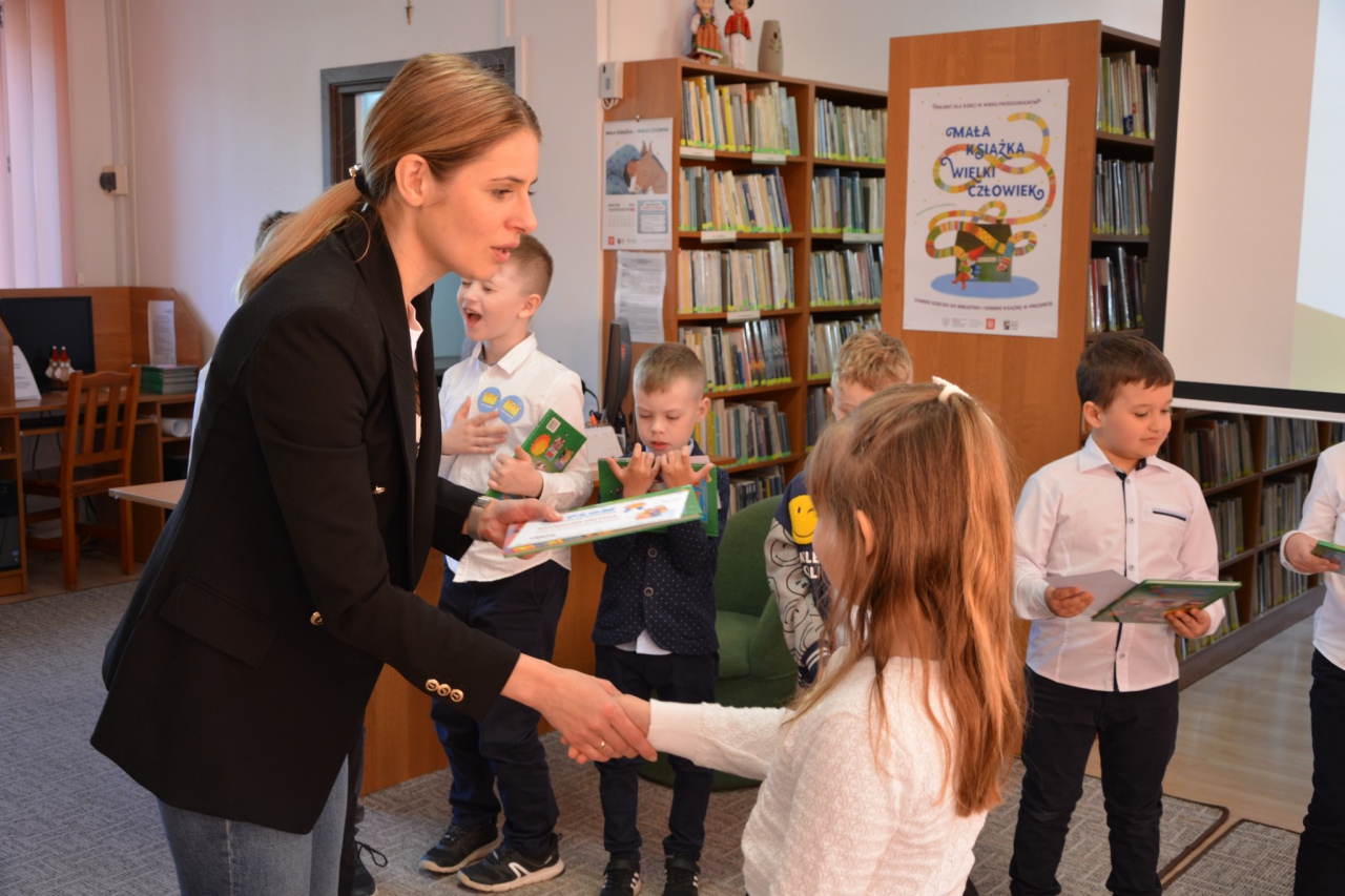 Pasowanie na czytelnika biblioteki w Lelisie  - zdjęcie #8 - eOstroleka.pl