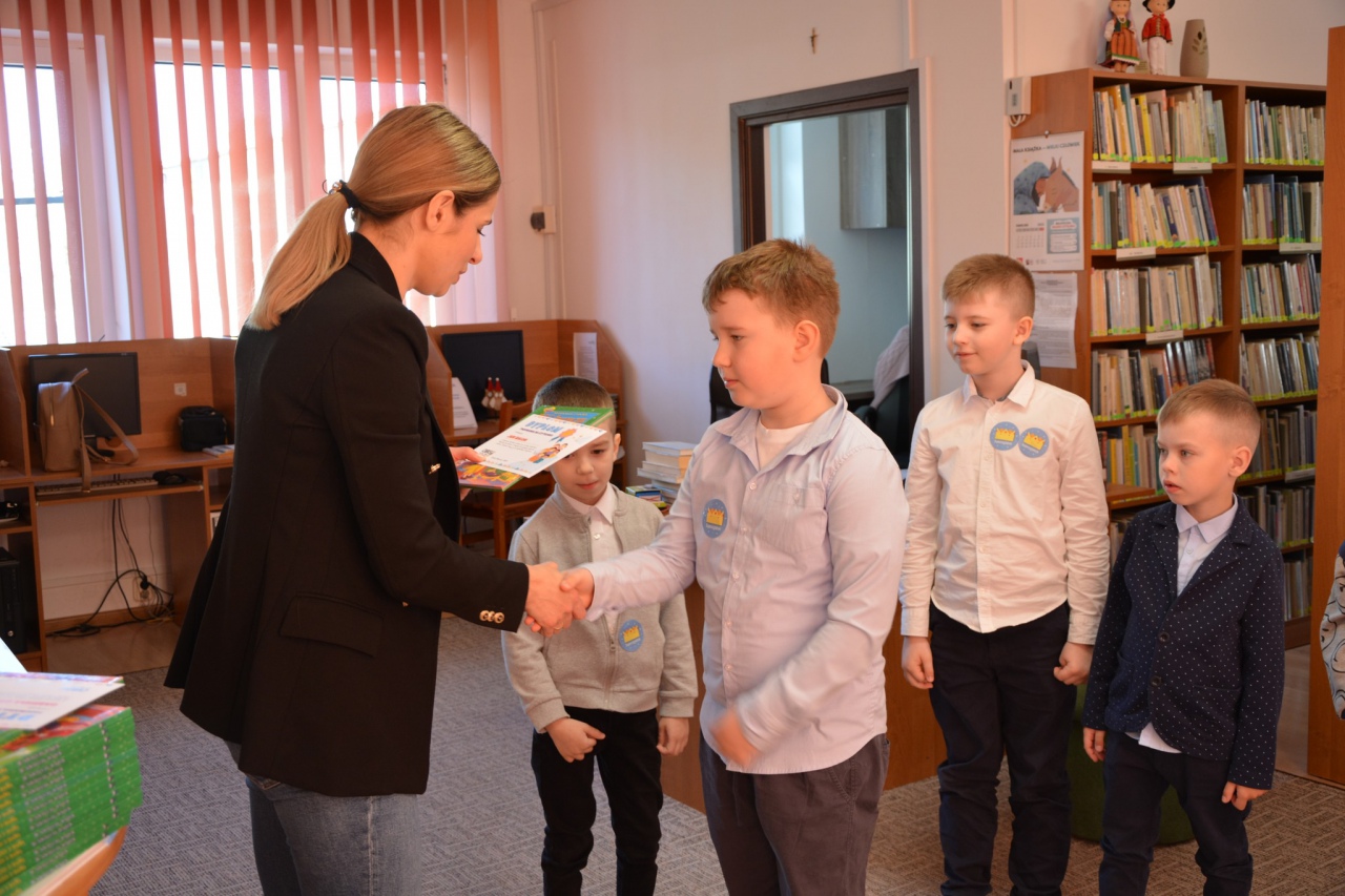 Pasowanie na czytelnika biblioteki w Lelisie  - zdjęcie #4 - eOstroleka.pl