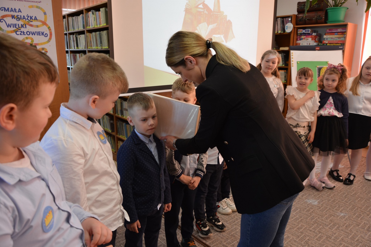 Pasowanie na czytelnika biblioteki w Lelisie  - zdjęcie #1 - eOstroleka.pl