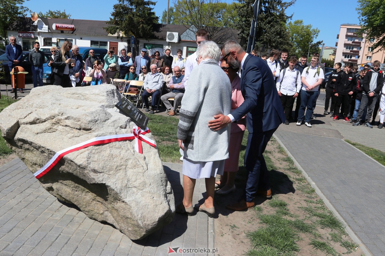 Uroczyste odsłonięcie tablicy upamiętniającej doktora Józefa Psarskiego [10.05.2023] - zdjęcie #36 - eOstroleka.pl