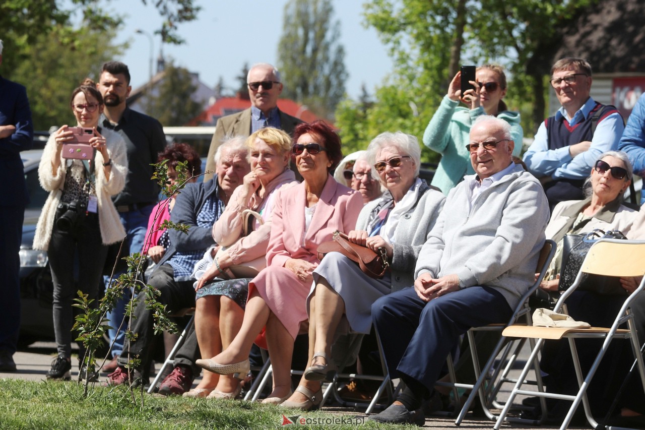 Uroczyste odsłonięcie tablicy upamiętniającej doktora Józefa Psarskiego [10.05.2023] - zdjęcie #7 - eOstroleka.pl