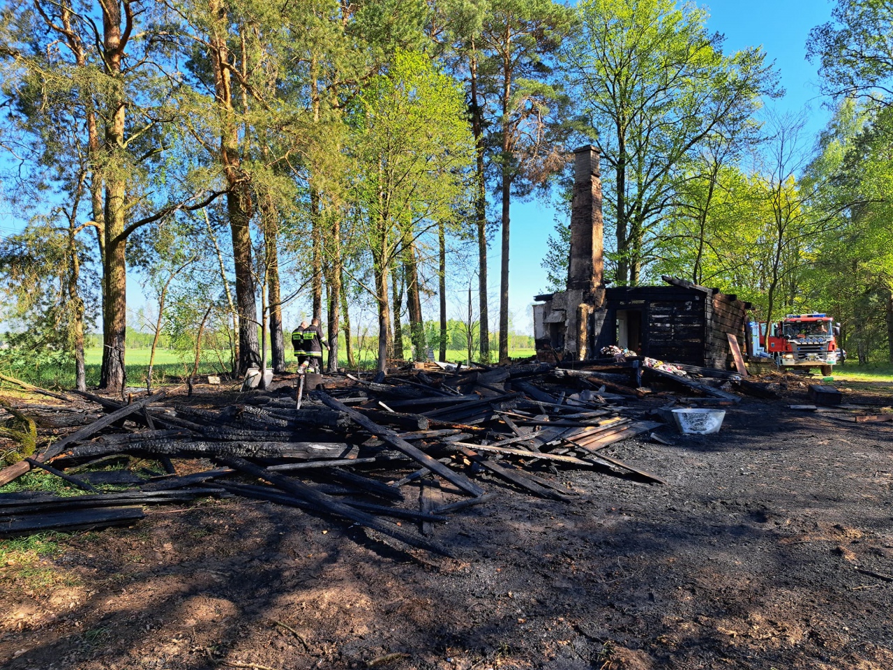 Czarnia. Spłonął budynek przeznaczony do rozbiórki [11.05.2023] - zdjęcie #5 - eOstroleka.pl