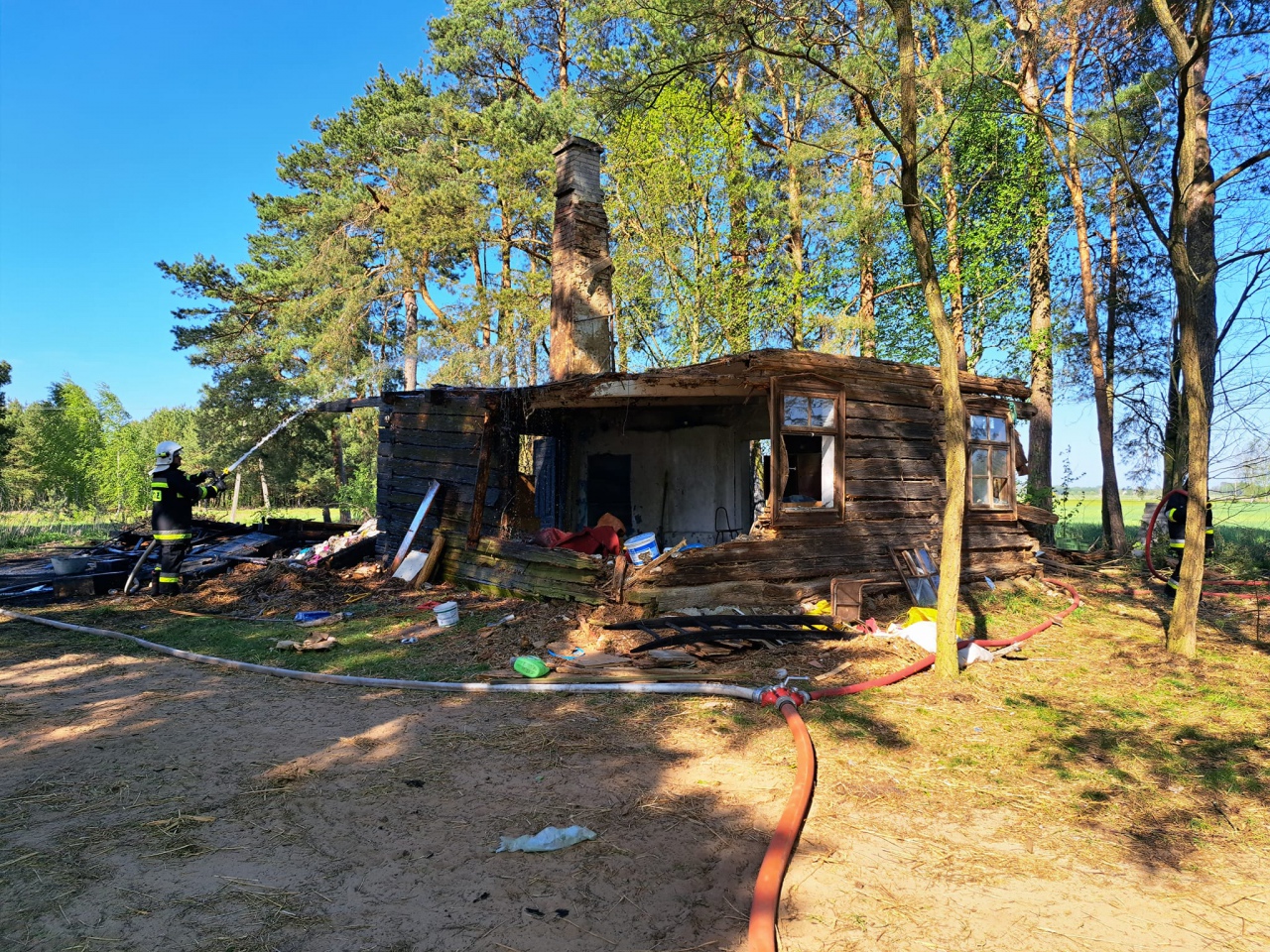 Czarnia. Spłonął budynek przeznaczony do rozbiórki [11.05.2023] - zdjęcie #2 - eOstroleka.pl