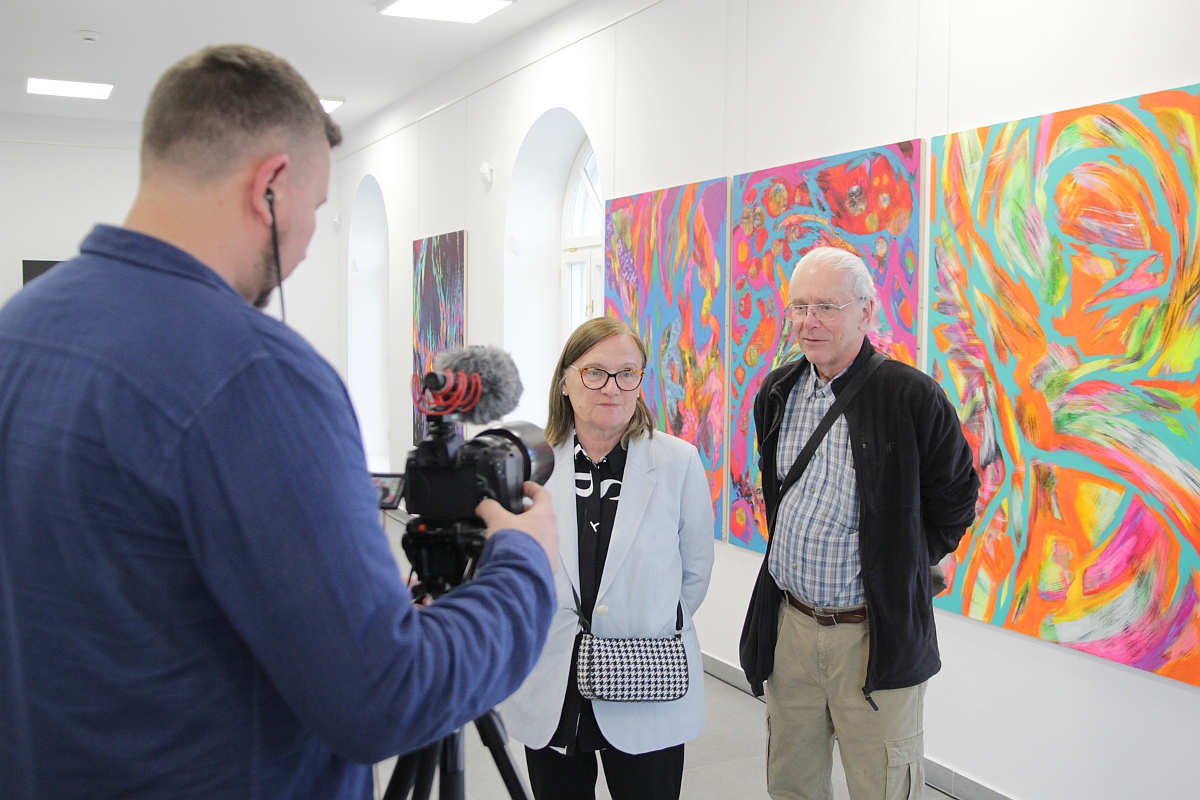 Wernisaż wystawy Raz, Dwa, Trzy w Galerii Ostrołęka [11.05.2023] - zdjęcie #47 - eOstroleka.pl