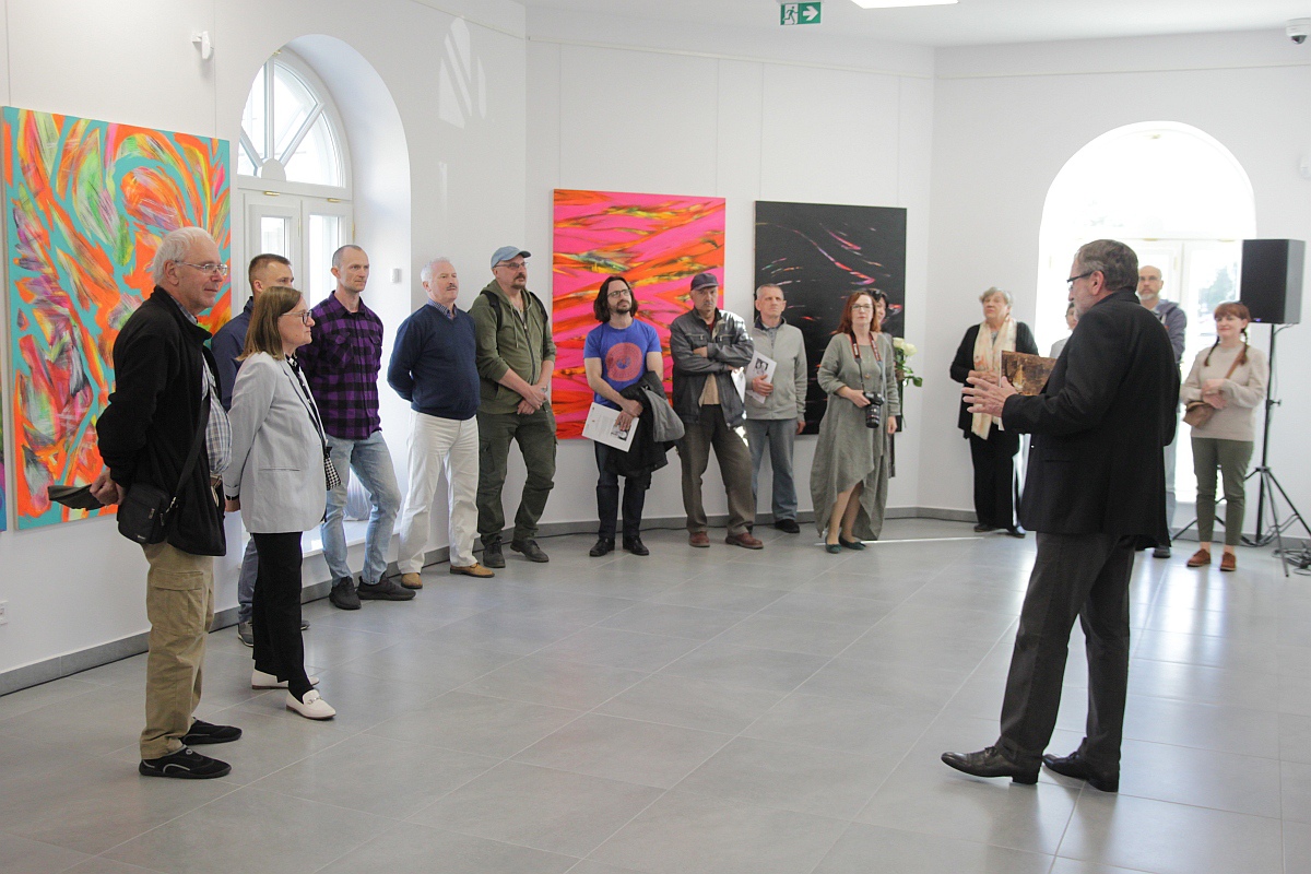 Wernisaż wystawy Raz, Dwa, Trzy w Galerii Ostrołęka [11.05.2023] - zdjęcie #38 - eOstroleka.pl