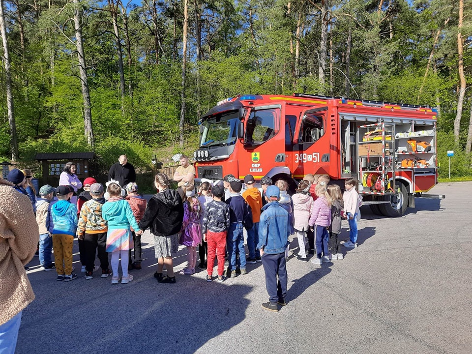 Pierwszoklasiści odwiedzili OSP Lelis - zdjęcie #2 - eOstroleka.pl