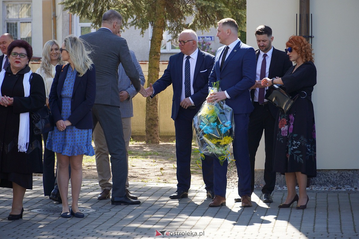 Dni Ostrołęki 2023. Złożenie kwiatów pod pomnikiem patrona miasta św. Jana Pawła II i msza w intencji mieszkańców [12.05.2023] - zdjęcie #48 - eOstroleka.pl