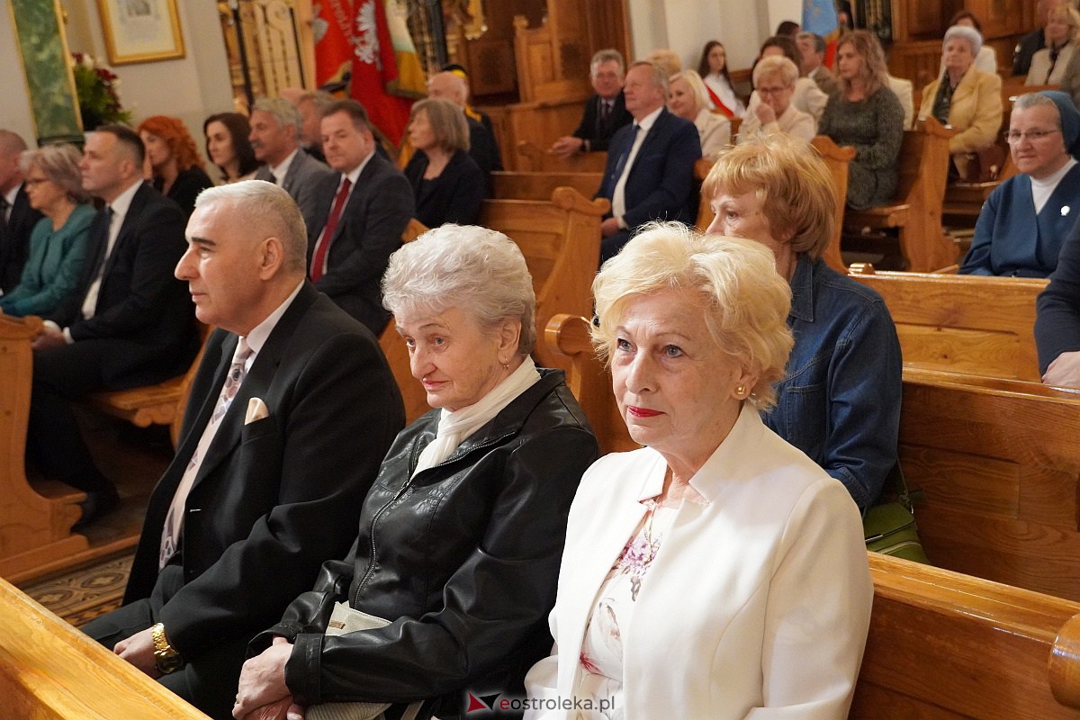 Dni Ostrołęki 2023. Złożenie kwiatów pod pomnikiem patrona miasta św. Jana Pawła II i msza w intencji mieszkańców [12.05.2023] - zdjęcie #8 - eOstroleka.pl