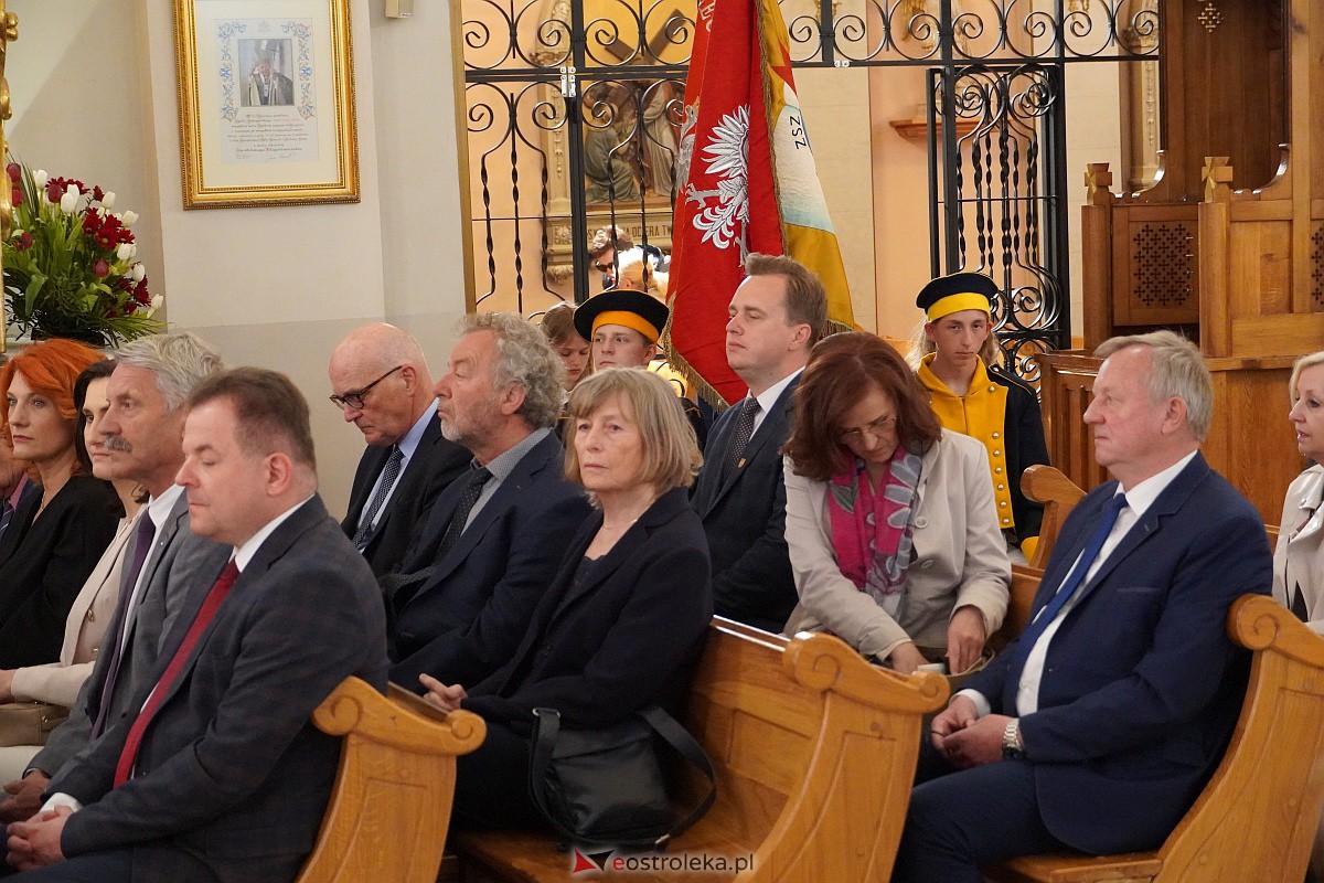 Dni Ostrołęki 2023. Złożenie kwiatów pod pomnikiem patrona miasta św. Jana Pawła II i msza w intencji mieszkańców [12.05.2023] - zdjęcie #3 - eOstroleka.pl