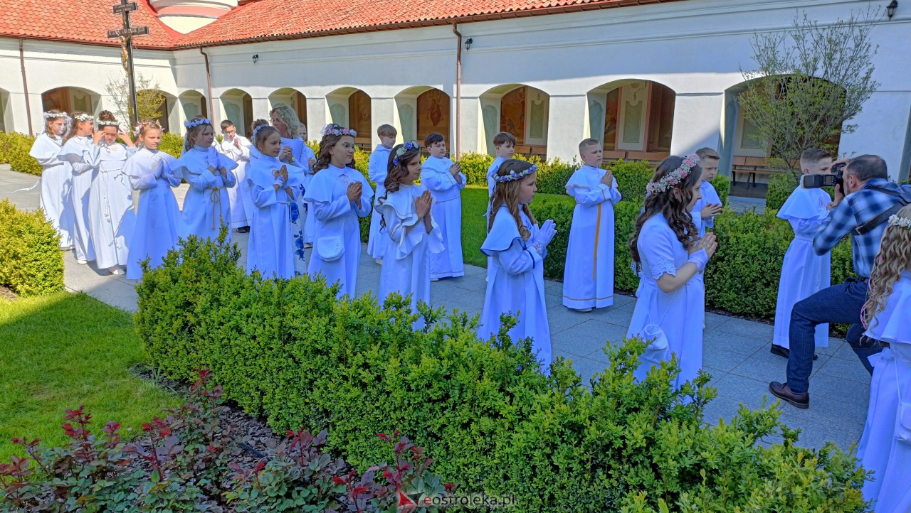 Pierwsza Komunia Święta w kościele pw. św. Antoniego w Ostrołęce [13.05.2023] - zdjęcie #23 - eOstroleka.pl