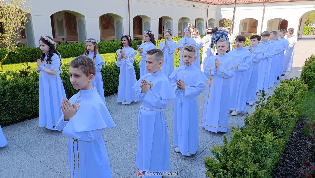 Pierwsza Komunia Święta w kościele pw. św. Antoniego w Ostrołęce [13.05.2023] - zdjęcie #19 - eOstroleka.pl