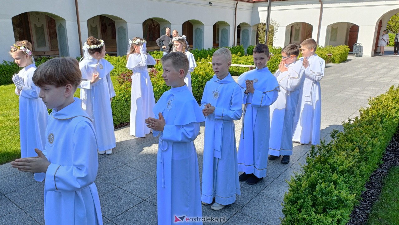 Pierwsza Komunia Święta w kościele pw. św. Antoniego w Ostrołęce [13.05.2023] - zdjęcie #18 - eOstroleka.pl