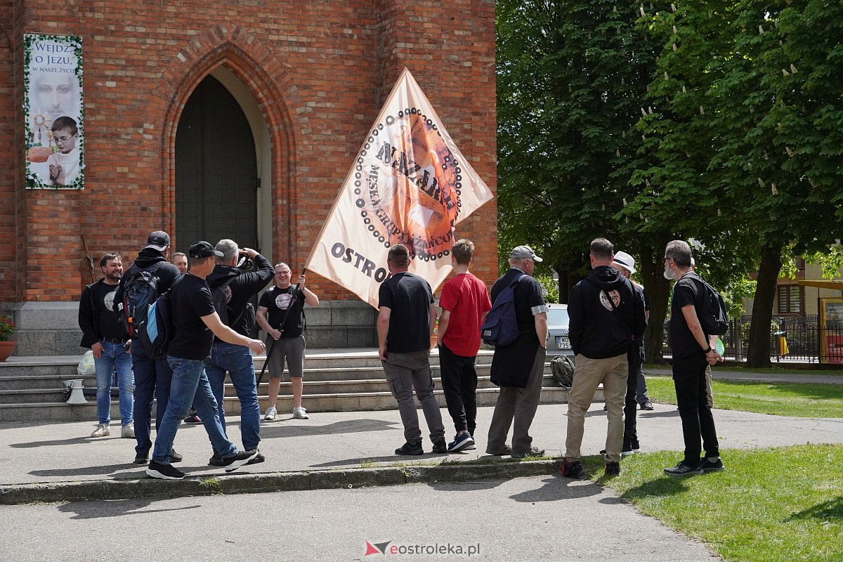 Męska piesza pielgrzymka Rzekuń - Suchcice [13.05.2023] - zdjęcie #41 - eOstroleka.pl