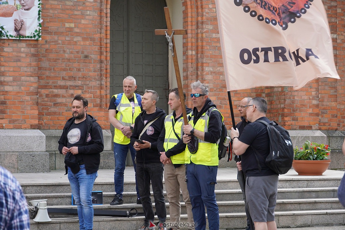 Męska piesza pielgrzymka Rzekuń - Suchcice [13.05.2023] - zdjęcie #26 - eOstroleka.pl