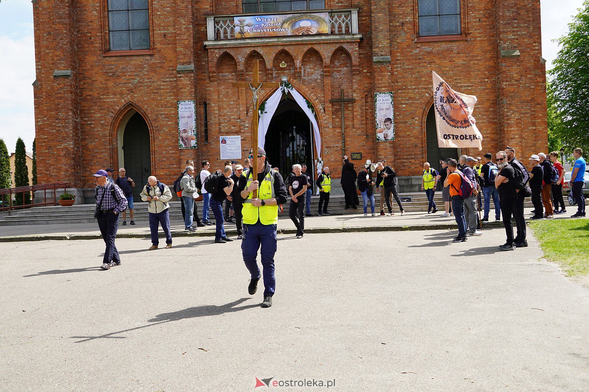 Męska piesza pielgrzymka Rzekuń - Suchcice [13.05.2023] - zdjęcie #23 - eOstroleka.pl