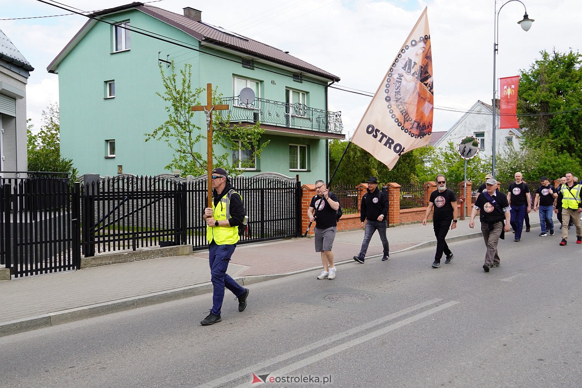 Męska piesza pielgrzymka Rzekuń - Suchcice [13.05.2023] - zdjęcie #20 - eOstroleka.pl