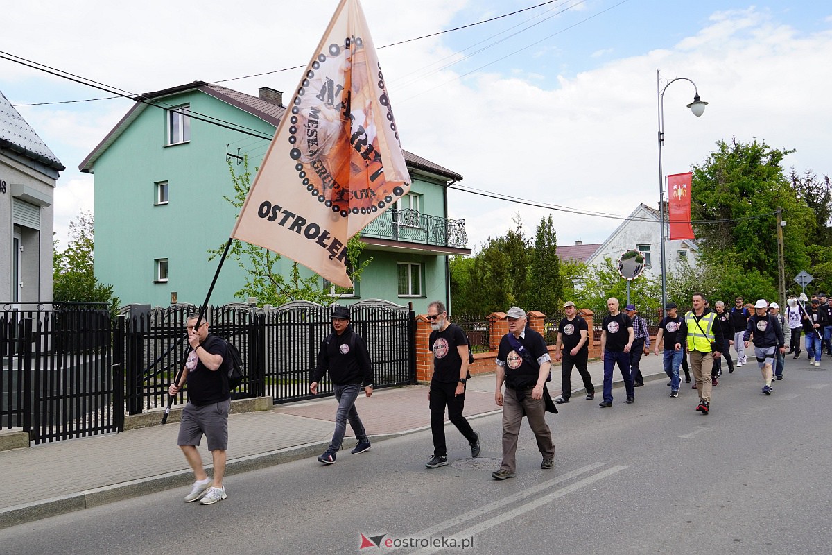 Męska piesza pielgrzymka Rzekuń - Suchcice [13.05.2023] - zdjęcie #17 - eOstroleka.pl