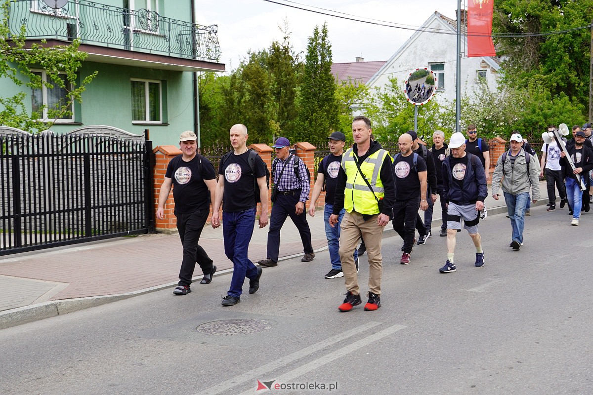 Męska piesza pielgrzymka Rzekuń - Suchcice [13.05.2023] - zdjęcie #16 - eOstroleka.pl