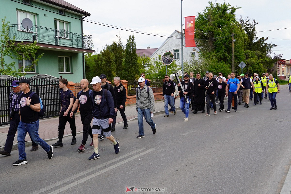 Męska piesza pielgrzymka Rzekuń - Suchcice [13.05.2023] - zdjęcie #14 - eOstroleka.pl