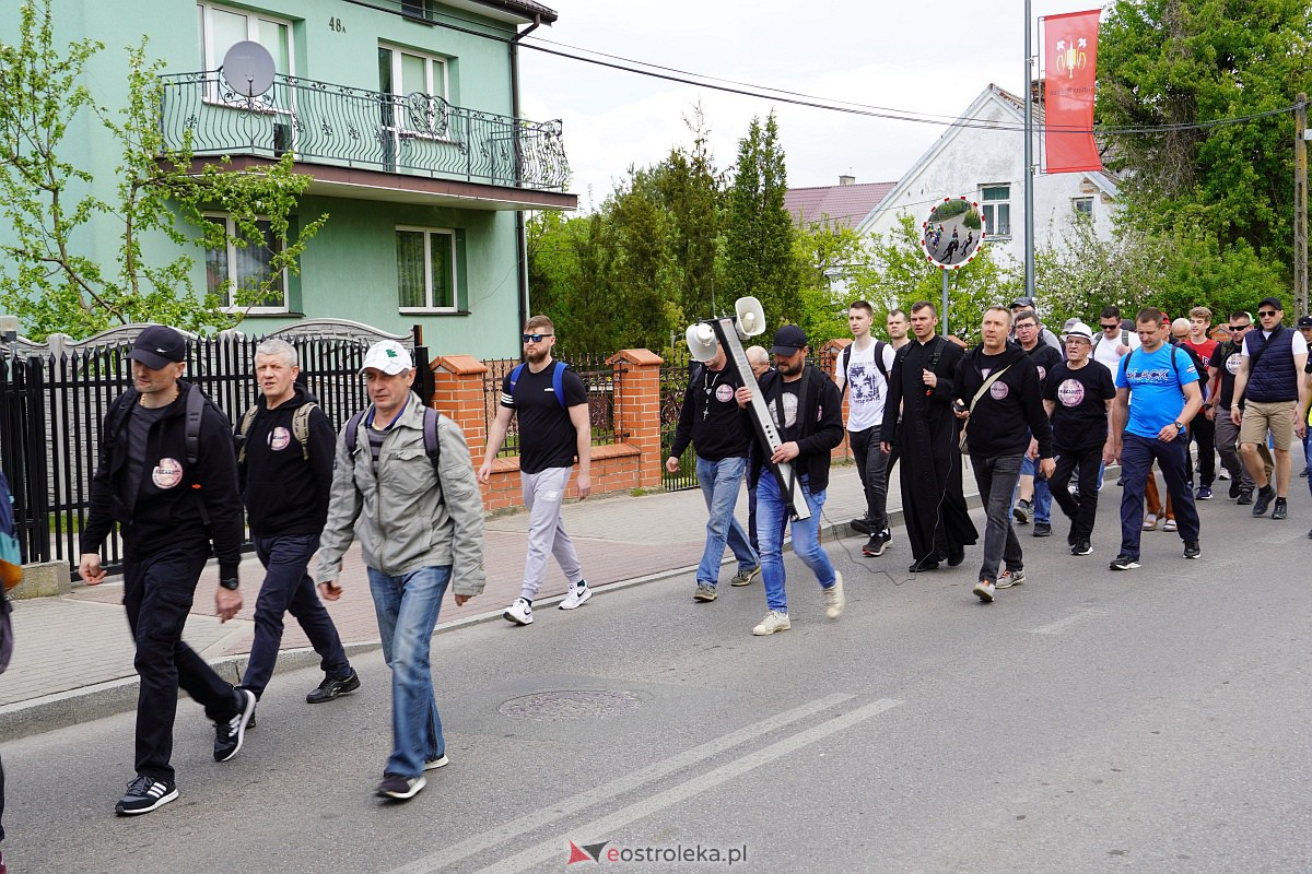 Męska piesza pielgrzymka Rzekuń - Suchcice [13.05.2023] - zdjęcie #11 - eOstroleka.pl