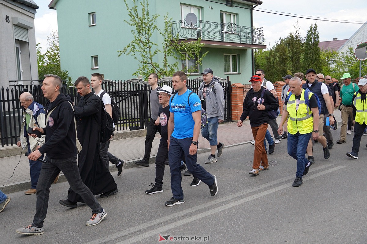 Męska piesza pielgrzymka Rzekuń - Suchcice [13.05.2023] - zdjęcie #7 - eOstroleka.pl