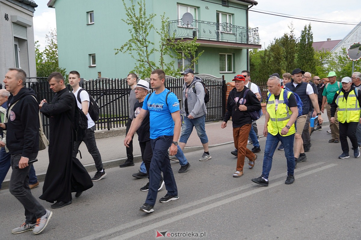 Męska piesza pielgrzymka Rzekuń - Suchcice [13.05.2023] - zdjęcie #6 - eOstroleka.pl