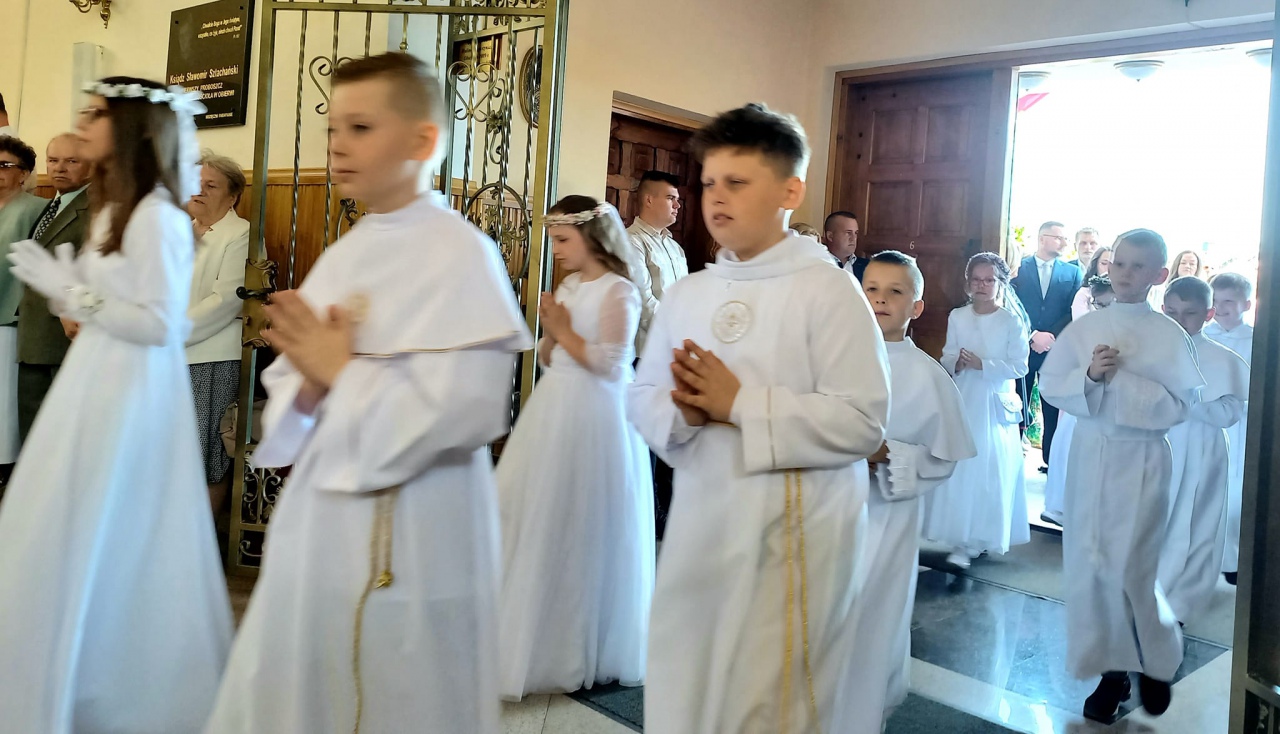 Pierwsza Komunia Święta w Obierwi - fot. RN [13.05.2023] - zdjęcie #30 - eOstroleka.pl