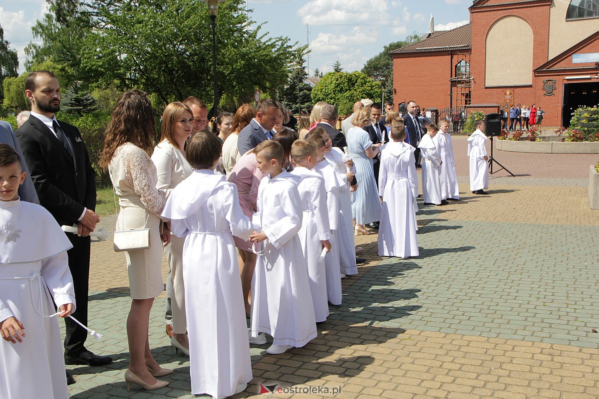 I Komunia Święta w kościele pw. Zbawiciela Świata w Ostrołęce [14.05.2023] - zdjęcie #110 - eOstroleka.pl