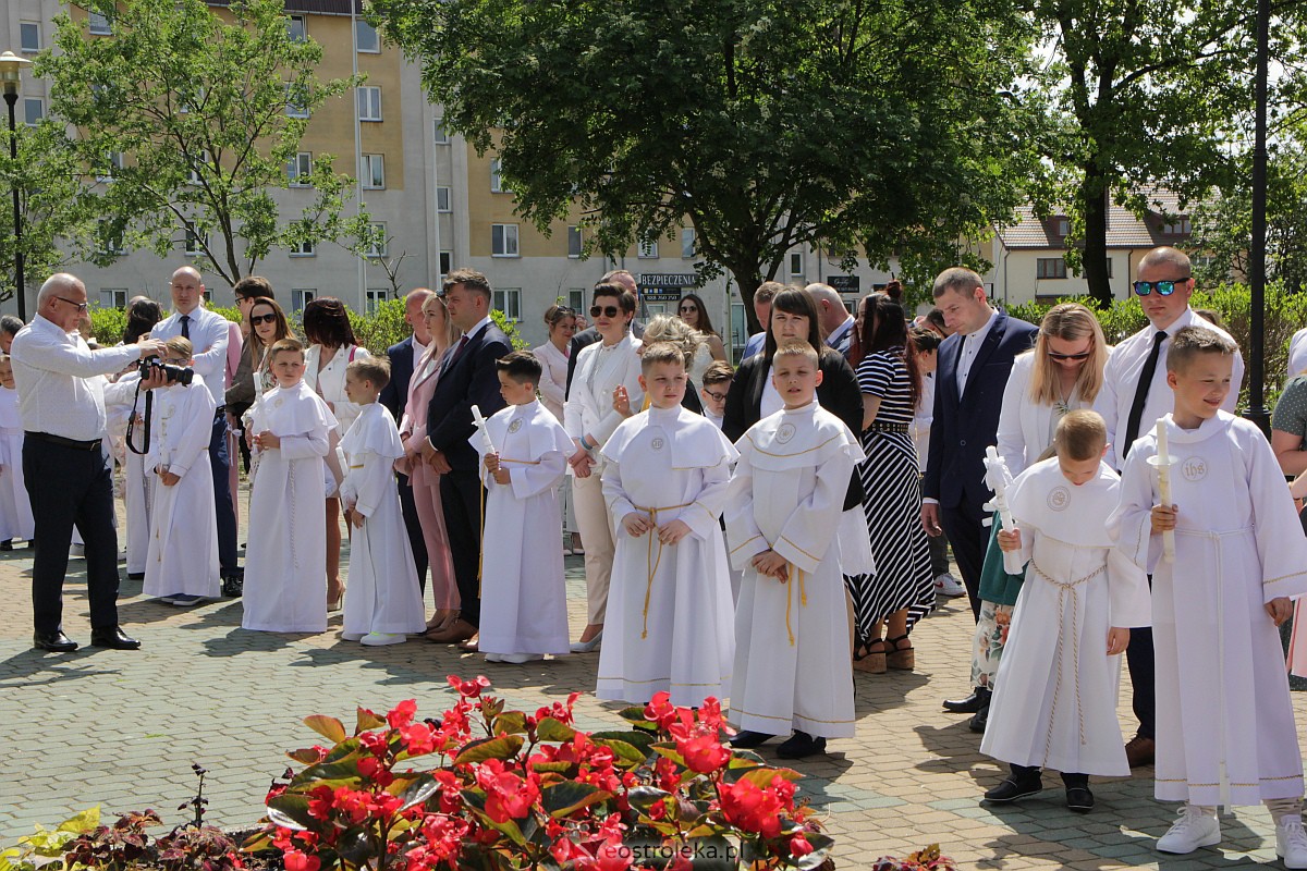 I Komunia Święta w kościele pw. Zbawiciela Świata w Ostrołęce [14.05.2023] - zdjęcie #97 - eOstroleka.pl