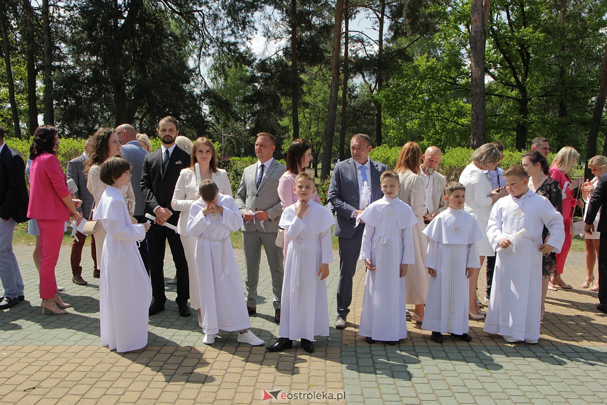 I Komunia Święta w kościele pw. Zbawiciela Świata w Ostrołęce [14.05.2023] - zdjęcie #96 - eOstroleka.pl